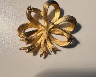 Vintage Trifari GoldTone Bow Brooch with Faux Turquoise fourth image