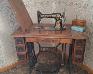 Antique Treadle Singer Sewing Machine! Beautiful!