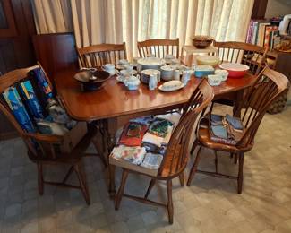 Very Nice Dining Table w/6 Chairs!
