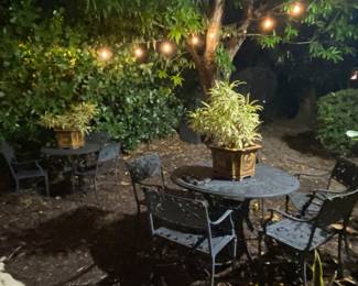 Outdoors table w 4 chairs 