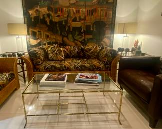 Asian screen 
Coffee table 
Sofá 
Chairs 