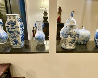 6 pieces of white and blue chinoiserie porcelain decor 