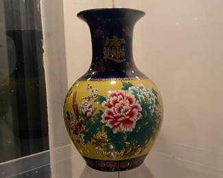 Large Asian vase 