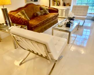 2nd home …
Sofá 
Lamps 
Chairs 
tables 
Art 