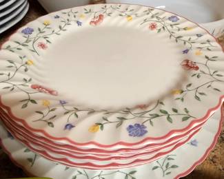 Floral pattern dinnerware set, plates and serving pieces