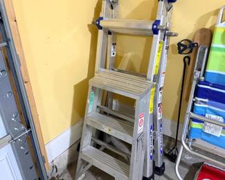 Folding step ladder