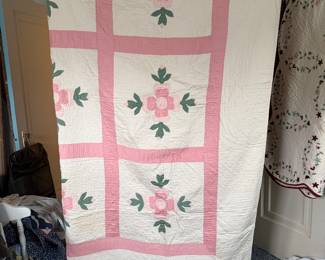 vintage Rose of Sharon applique quilt. 