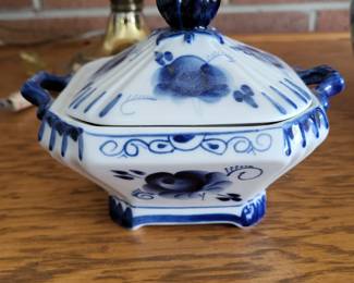 VINTAGE RUSSIAN GZHEL HAND PAINTED PORCELAIN SUGAR BOWL with LID