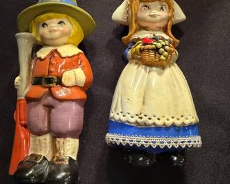 intage Napcoware Pilgrim Boy and Girl chalkware figurines from the 1970s, featuring classic Thanksgiving-themed colonial attire. 