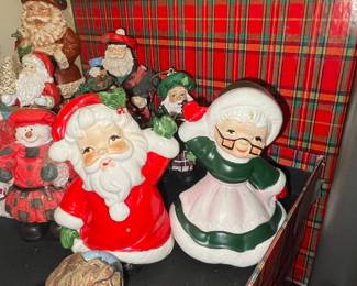 Josef Originals "The Original" Santa Claus and Mrs. Claus Figurines