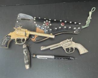 Hopalong Cassidy Vtg Toy Gun, Holster, and Pocket Knife Set
