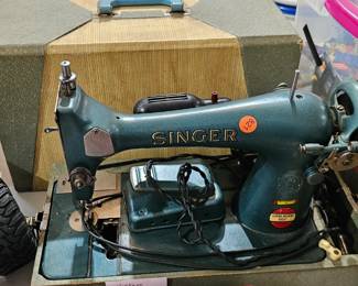 SINGER SEWING MACHINE
