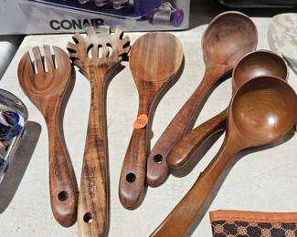 WOODEN KITCHEN UTENSILS