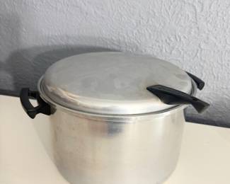 vintage Mirro 8-quart aluminum stock pot