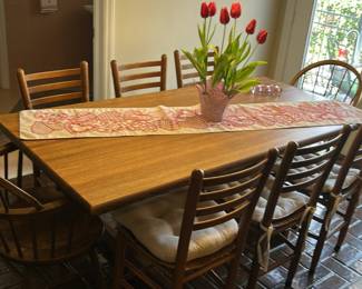 Wood table and eight chairs in excellent condition 3‘ x 6‘