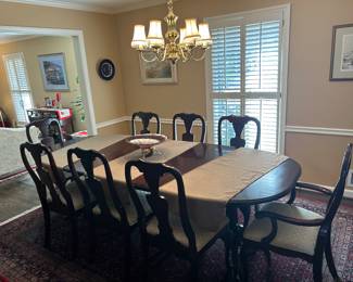 Pennsylvania Classic dining table with eight chairs