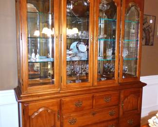 THOMASVILLE LIGHTED CHINA CABINET