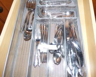 ONEIDA STAINLESS FLATWARE SET