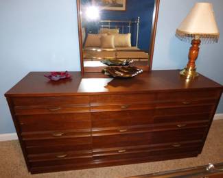 BROYHILL MID CENTURY MODERN DRESSER WITH MIRROR