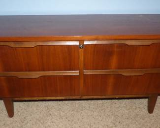 MID CENTURY MODERN LANE CEDAR CHEST (SEE NEXT PIC)