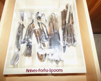 ONEIDA STAINLESS FLATWARE SET