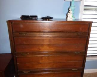 BROYHILL MID CENTURY MODERN CHEST OF DRAWERS