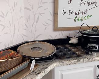 220 crock pots, bun warmer