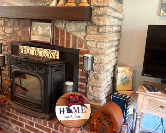 Antique working radio in fabulous condition!  Home Decor