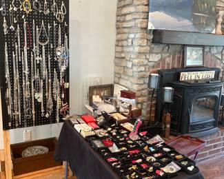 Jewelry & pocket knives (vintage pins/broaches)