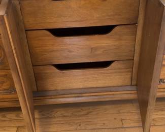 Vintage Mid-Century Modern Nine-Drawer Dresser with Mirror (20” x  77” x 33” ) (Mirror 30” x 50”)