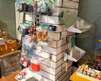 Display Spinner.. Hooks on two sides and Magnet on Two Sides 