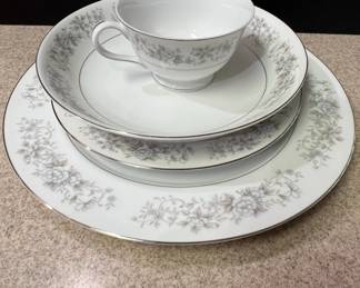 Crestwood China Heritage Japan Dinnerware Set