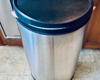 Trash can 