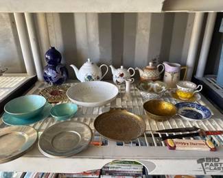 2914  Tea Pots, Tea Cups, and Plates 