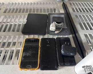 2950  Two Samsung smartphones, Wiko Smartphone, And Two Kindles 