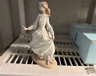 8506  Cinderellas Lost Slipper Lladro 