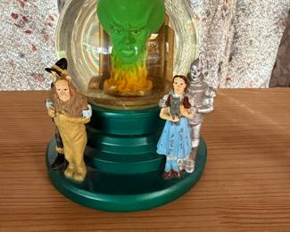 Wizard of oz snow globe