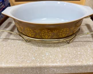 1960s Pyrex oval casserole dish