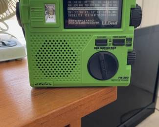 L.L. Bean Etón FR-200 Green Emergency World Band Radio