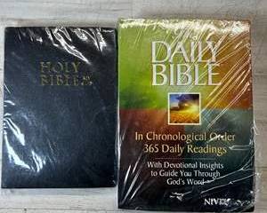 Holy Bible KJV & NIV Daily Bible in Chronological Order – 2 Book Lot (Sealed)