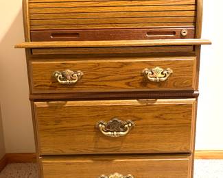 AVAILABLE FOR EARLY PURCHASE! 

Very nice, smaller size Rolltop desk. 

26“(L) x 19“(W) x 45“(H)

Willing to help load or delivery is available. 

Call or text 507-458-2542 for more pictures or information. 