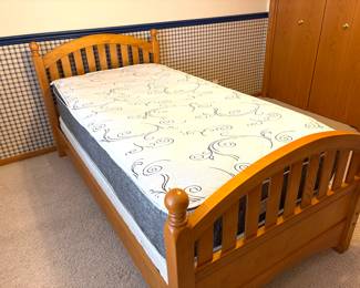 AVAILABLE FOR EARLY PURCHASE! 
Stanley Furniture wood twin bed frame with like new memory foam mattress and matching boxspring. Previously set up in the guest bedroom of a very clean, smoke free grandparent’s home. $225
Willing to help load or delivery is available. 
Call or text 507-458-2542 for more pictures or information. 
