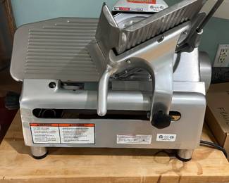 Industrial meat slicer
