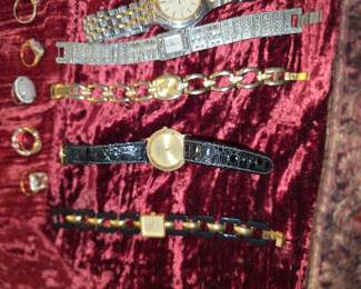 This collection features several vintage timepieces, including models similar to the Gucci 3000L. 
Items: Assorted vintage women's wristwatches with various straps (metal bracelet, leather) and ring jewelry.
Style: Retro/Vintage, including gold-plated and decorative designs.