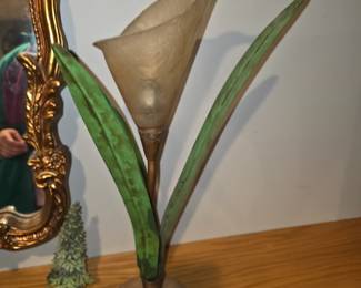 


+3
This item is a vintage Mid-Century Modern style table lamp designed in the shape of a calla lily flower. 