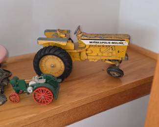 


This item is a vintage Ertl Minneapolis-Moline G1000 toy tractor. 
Brand: Minneapolis-Moline, manufactured by Ertl.
Model: G1000.
Type: Die-cast farm vehicle toy.
Scale: Often produced in 1:16 scale.
