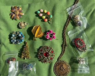 Costume Jewelry - Brooches, Earrings and Necklaces - Vintage from 50s to 2000s