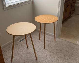 Tables with removable legs