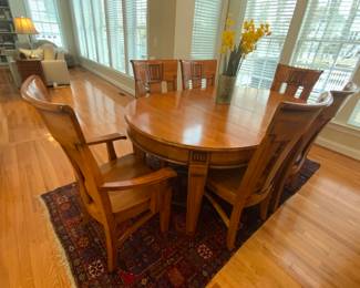Round'Oval solid oak dining room table with two captain chairs and 4 additional chairs. 