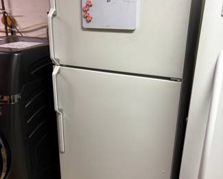 $80. Hotpoint Refrigerator Freezer. Model CTX18DABRRWW.